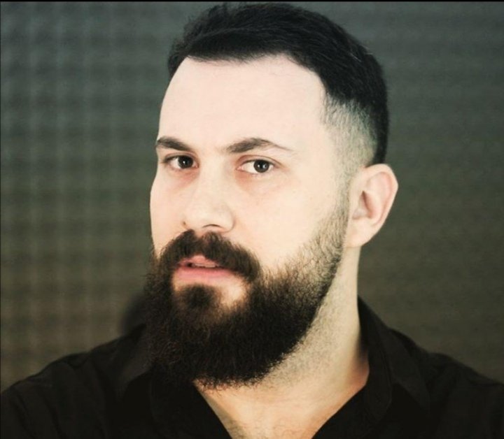 صورة مميزة: شبه كبير بين الممثل تيم حسن والإعلامي تامر محمود يثير رواد مواقع التواصل الإجتماعي
