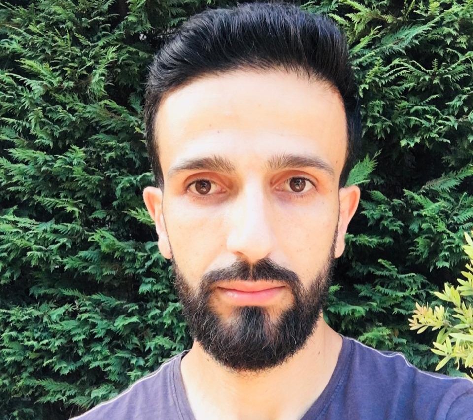 صورة مميزة: كتب الشاعر الغنائي ألكسي قسطنطين أغنية جديدة للفنان هيال شريف بعنوان “قلبي رح شيلو”