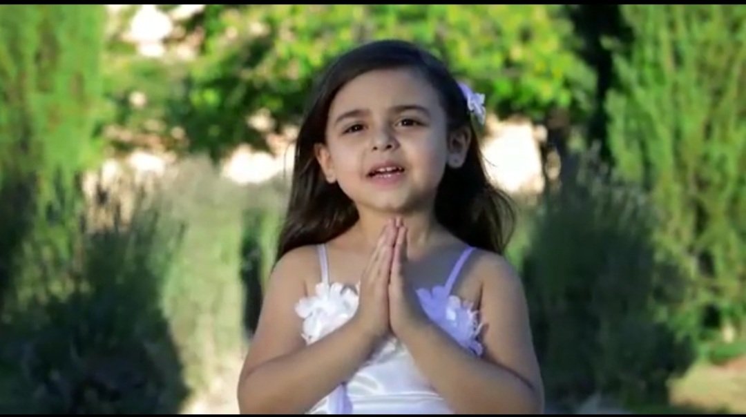 صورة مميزة: الطفلة يارا دموني ترفع الصلاة للبنان ” يا مريم إمي “
