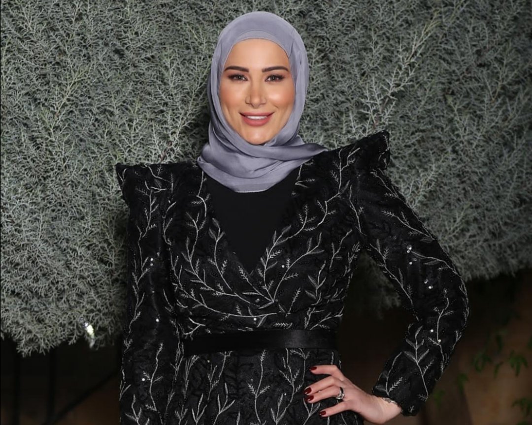 خبيرة التاتو اللبنانية هدى داغر تخطف الأنظار ببدلة عصرية - صورة مميزة صورة مميزة: خبيرة التاتو اللبنانية هدى داغر تخطف الأنظار ببدلة عصرية
