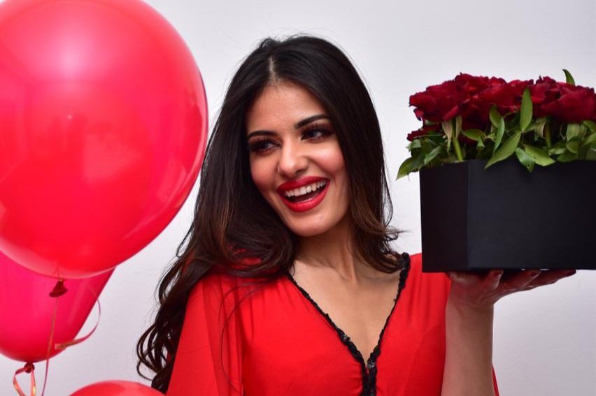صورة مميزة: النجمة التونسية إشراق قمر مثيرة بالأحمر ومن هي الطفلة التي شاركتها التصوير؟…