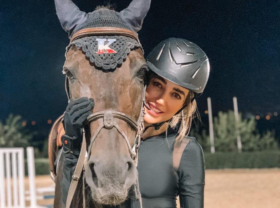 الفنانة التشكيلية ليال خولي تهوى ركوب الخيل - صورة مميزة صورة مميزة: الفنانة التشكيلية ليال خولي تهوى ركوب الخيل