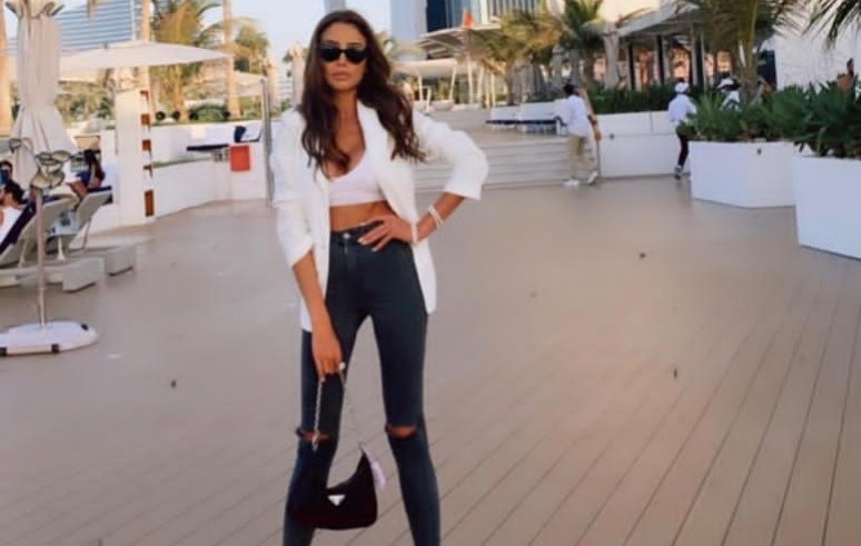 الإعلامية ملاك الحسيني بين الإعلام والسفر والملابس - صورة مميزة صورة مميزة: الإعلامية ملاك الحسيني بين الإعلام والسفر والملابس