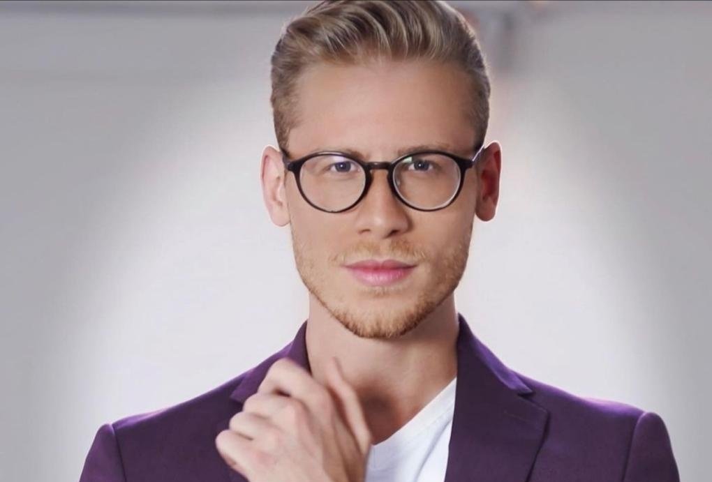 صورة مميزة: الإعلامي علي ياسين يولي أهمية كبيرة لعمله