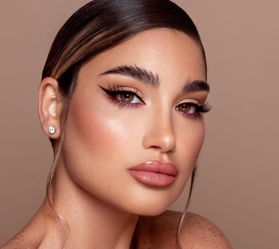 خبير التجميل خالد نايفة يُزيّن الموديل السعودية شيرين مكي نقشبندي - صورة مميزة صورة مميزة: خبير التجميل خالد نايفة يُزيّن الموديل السعودية شيرين مكي نقشبندي