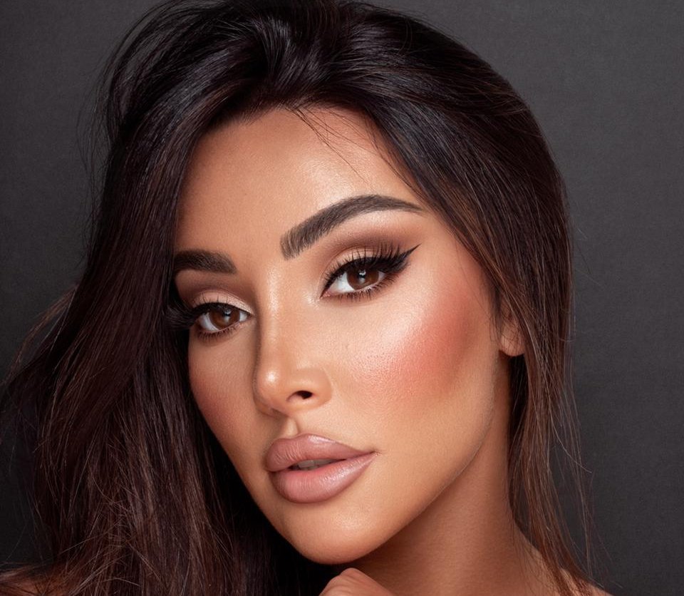 خبير التجميل خالد نايفة يبرع في فنّ الكونتورينغ والهايلايتنغ - صورة مميزة صورة مميزة: خبير التجميل خالد نايفة يبرع في فنّ الكونتورينغ والهايلايتنغ
