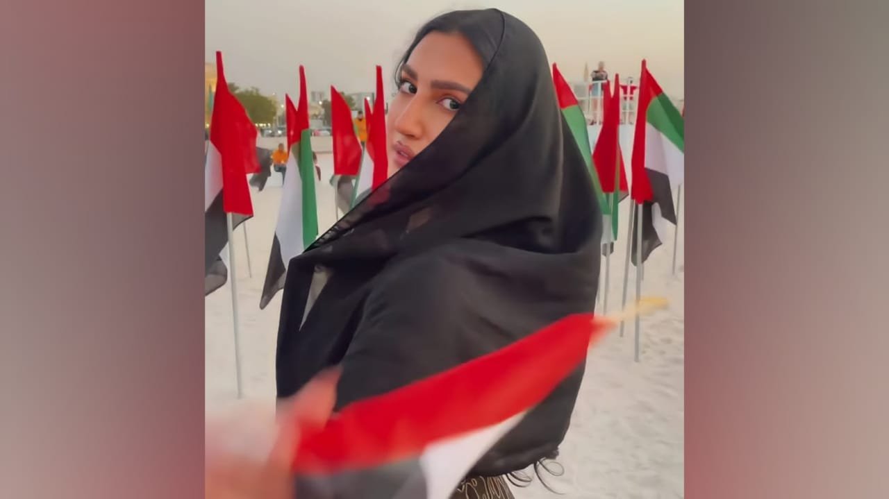 صورة مميزة: المؤثرة كارول عطية تخطف الأنظار بالعباءة الخليجية