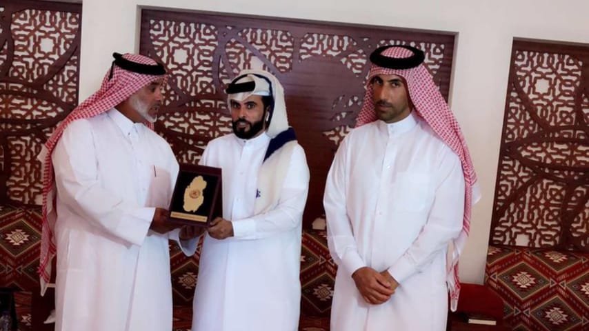 الناشط راشد الأسود مكرماً من جمعية القناصين القطرية في مهرجان “مرمي” - صورة مميزة صورة مميزة: الناشط راشد الأسود مكرماً من جمعية القناصين القطرية في مهرجان “مرمي”