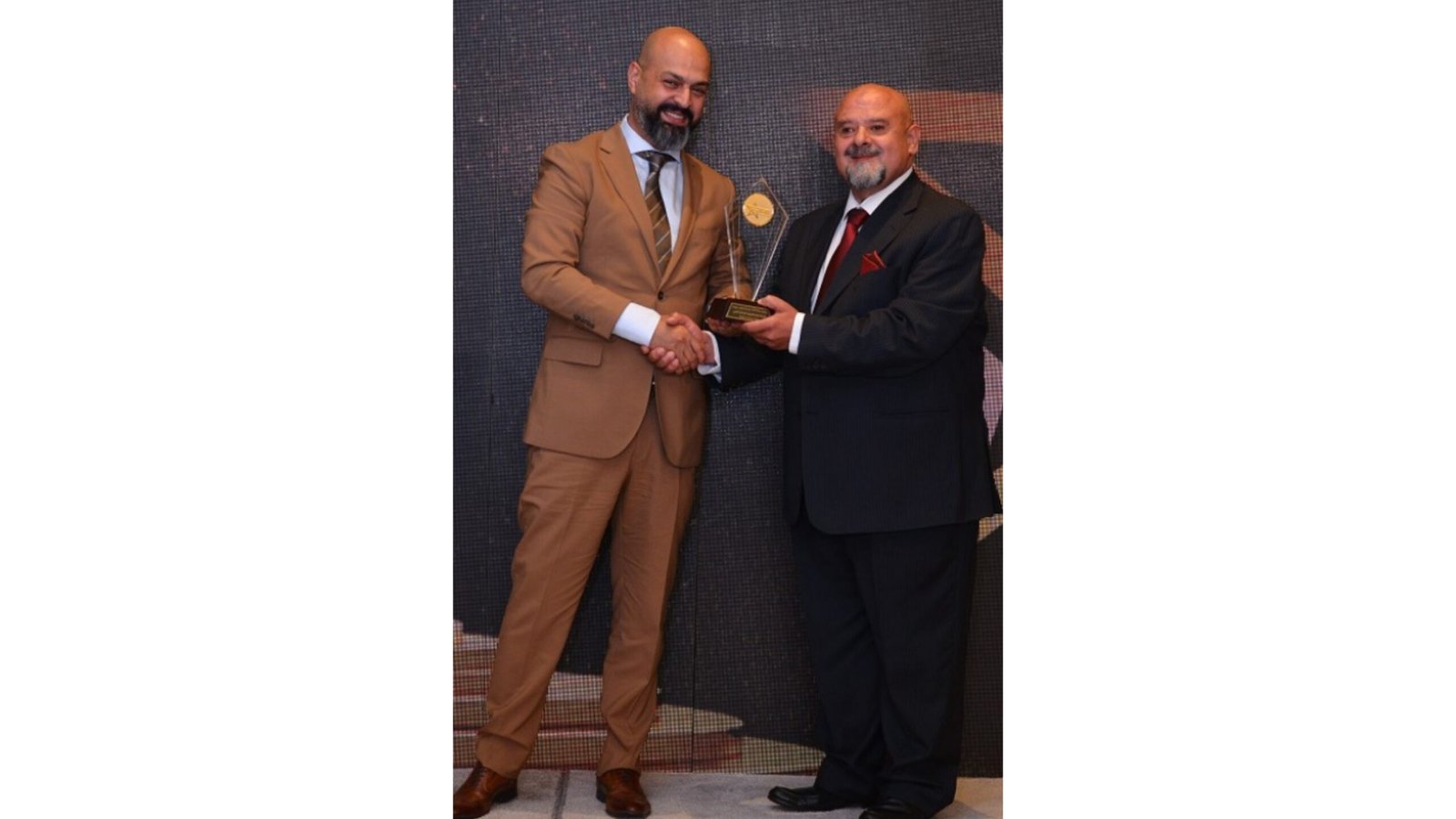 صورة مميزة: مهرجان AFDAL الدولي يقدم جائزة أفضل شركة إنتاج عربية لشركة إيبلا الدولية للإنتاج الفني