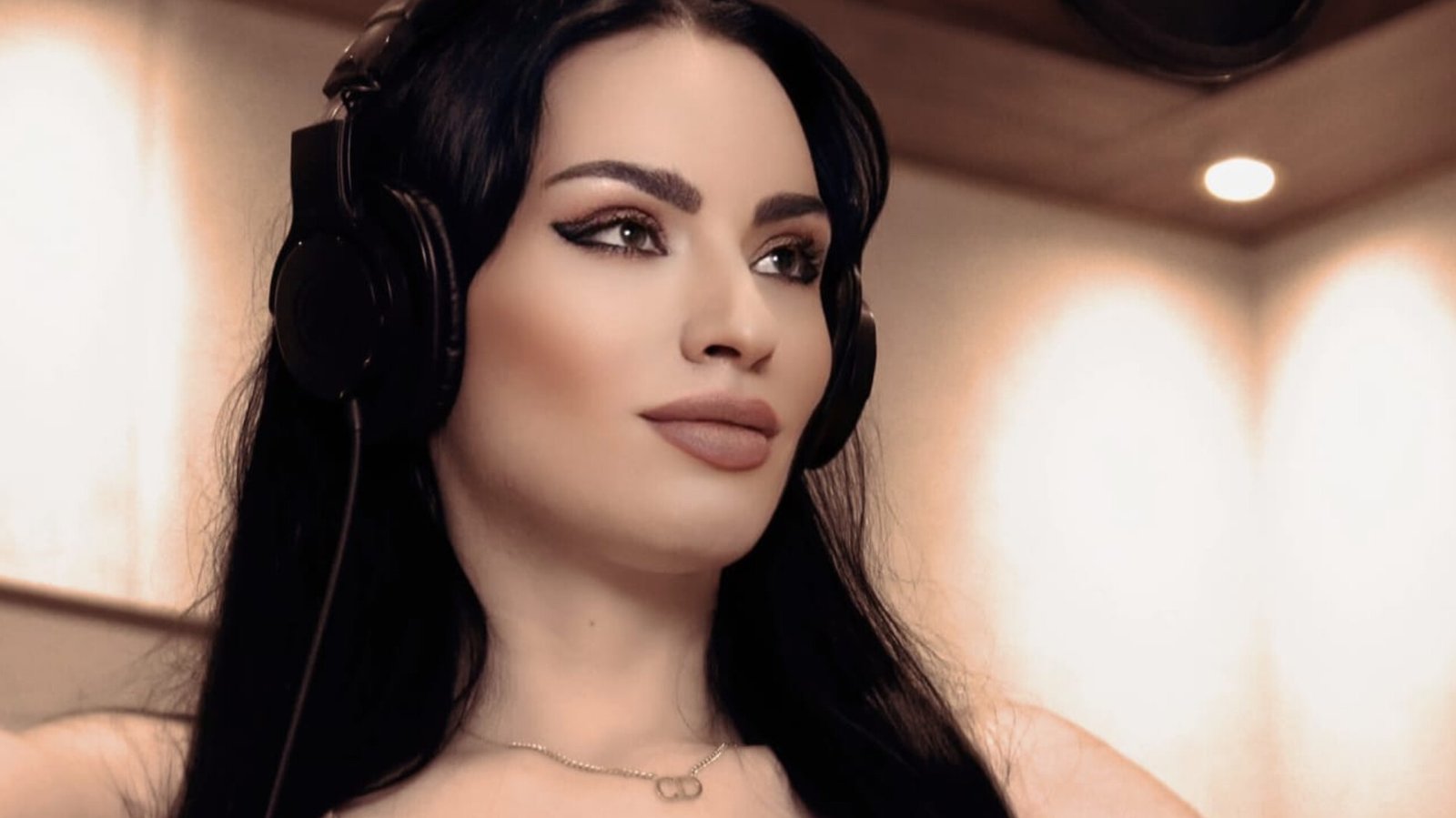 “كعبي عالي”… عمل جديد من توقيع الفنانة أريج تناري - صورة مميزة صورة مميزة: “كعبي عالي”… عمل جديد من توقيع الفنانة أريج تناري