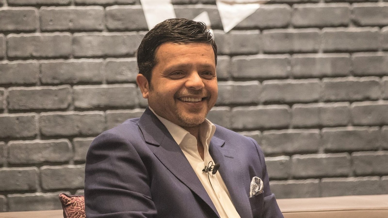 صورة مميزة: محمد هنيدي يكشف حقيقة الشائعات حول خلافه مع عادل إمام ويؤكد تواصلهما الودي