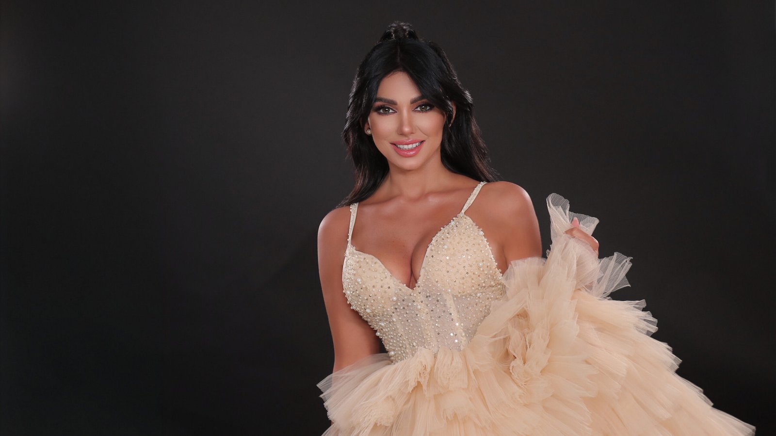 ميرفا قمر تستعد لإطلاق أغنيتها الجديدة - صورة مميزة صورة مميزة: ميرفا قمر تستعد لإطلاق أغنيتها الجديدة