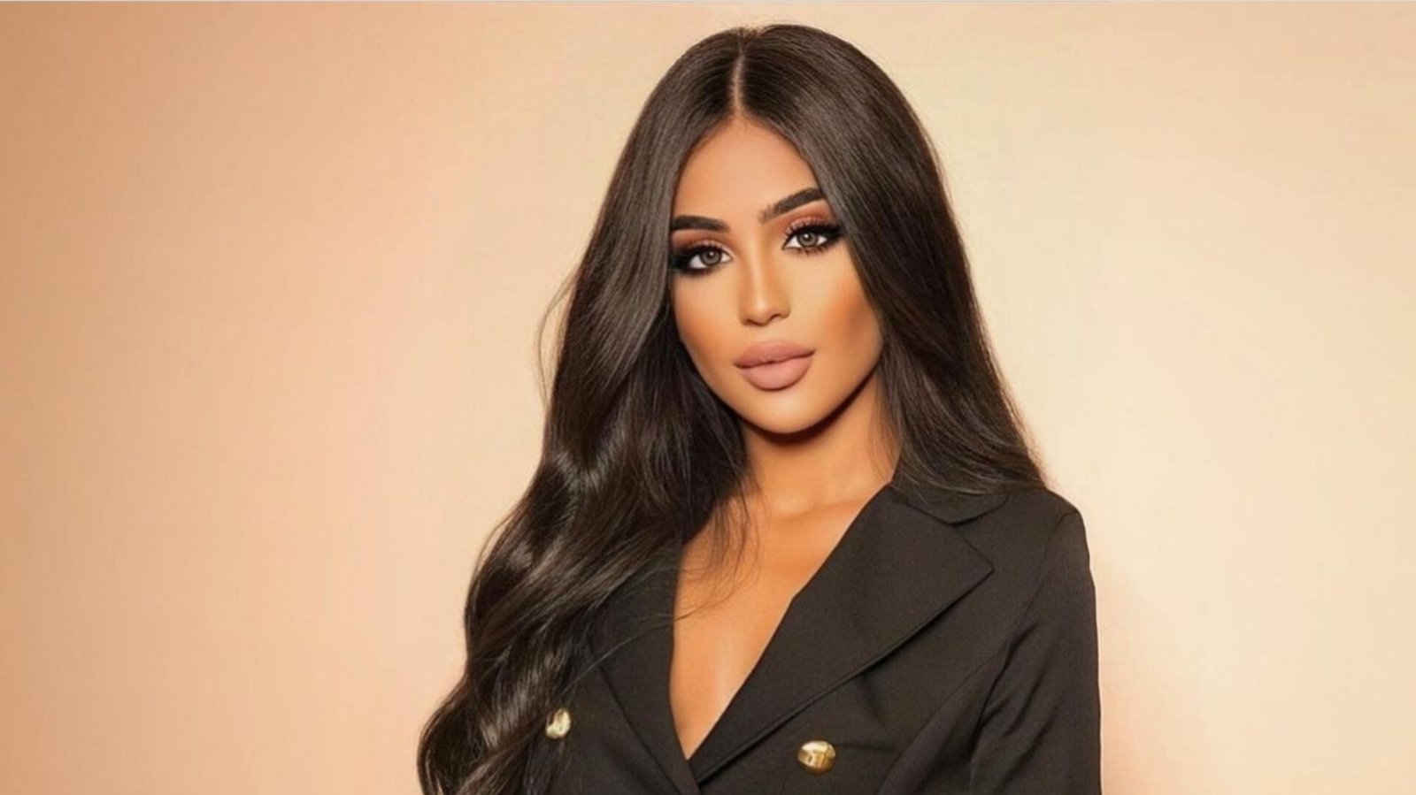 صورة مميزة: تيا دحبول تواصل مشوارها الواعد في عالم التجميل