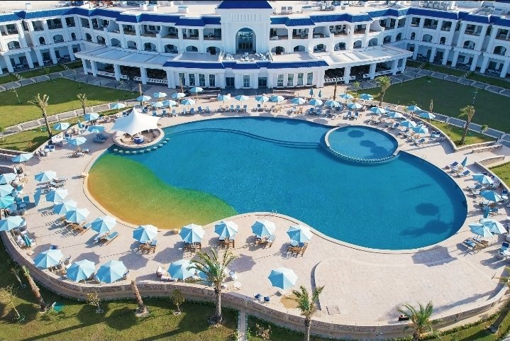 صورة مميزة: فندق جيوان بالاس في العلمين الجديدة يستضيف الحفل الفاخر “Presidential White Party” بالتعاون مع The Luxury Network Egypt