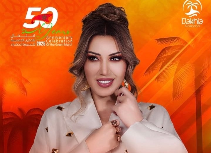 صورة مميزة: أسماء لمنور تُحيي حفلاً فنياً ضخماً في الداخلة احتفالاً بالذكرى الـ50 للمسيرة الخضراء