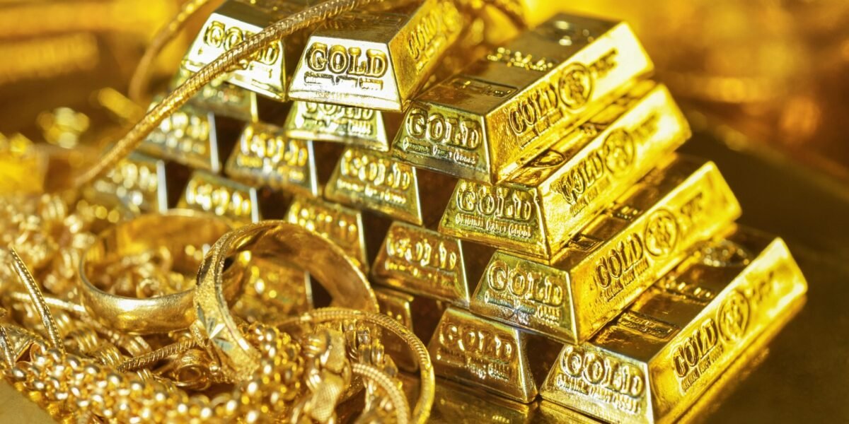 ضعف الدولار وترقب بيانات التضخم يدفعان الذهب إلى 4,646 دولار